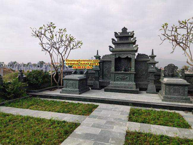 Khu lăng mộ đá xanh rêu