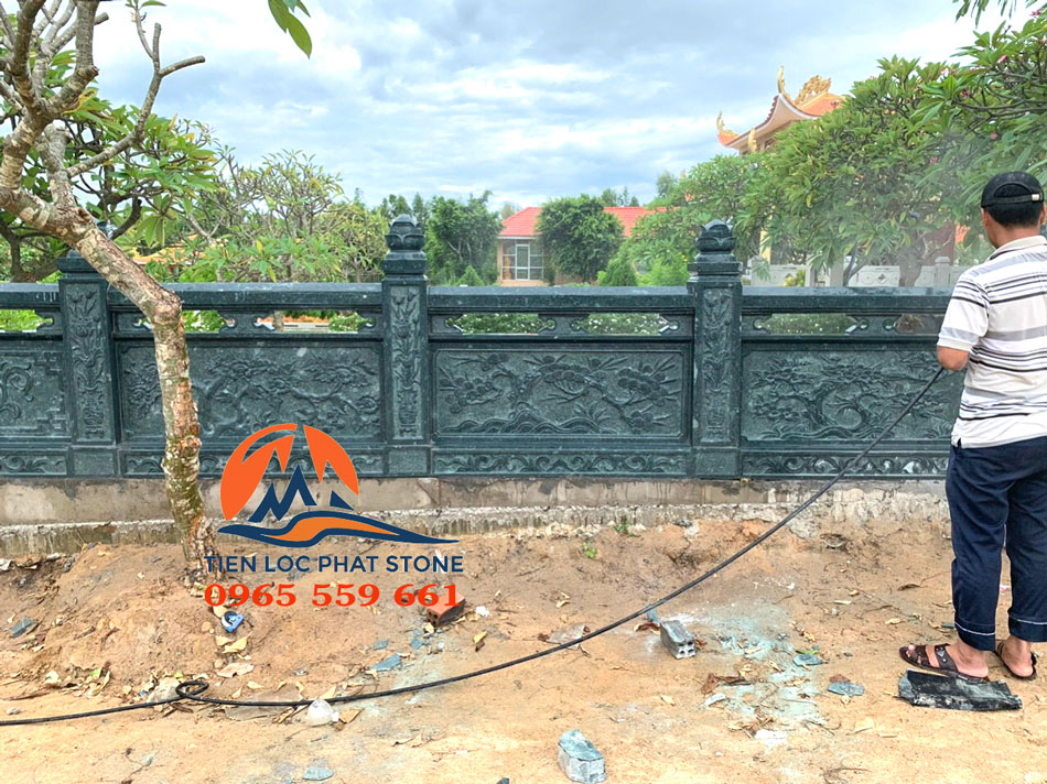 Tường rào đá xanh rêu