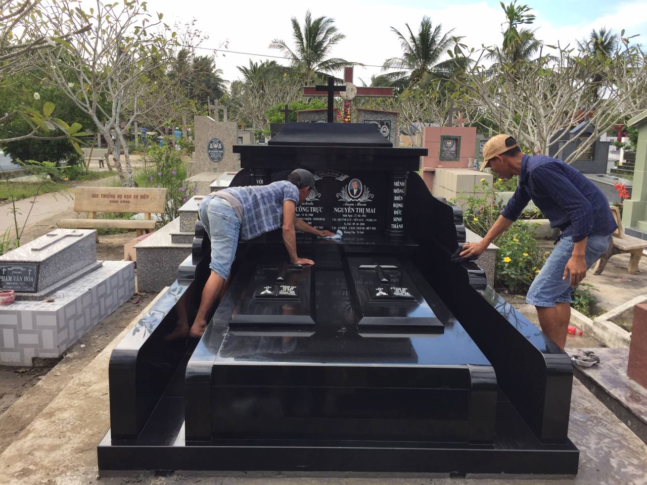 Mộ đá hoa cương công giáo 1