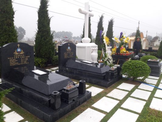 Mộ đá hoa cương công giáo