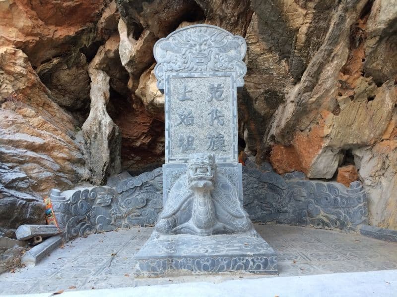 Bia đá nguyên khối tự nhiên 10
